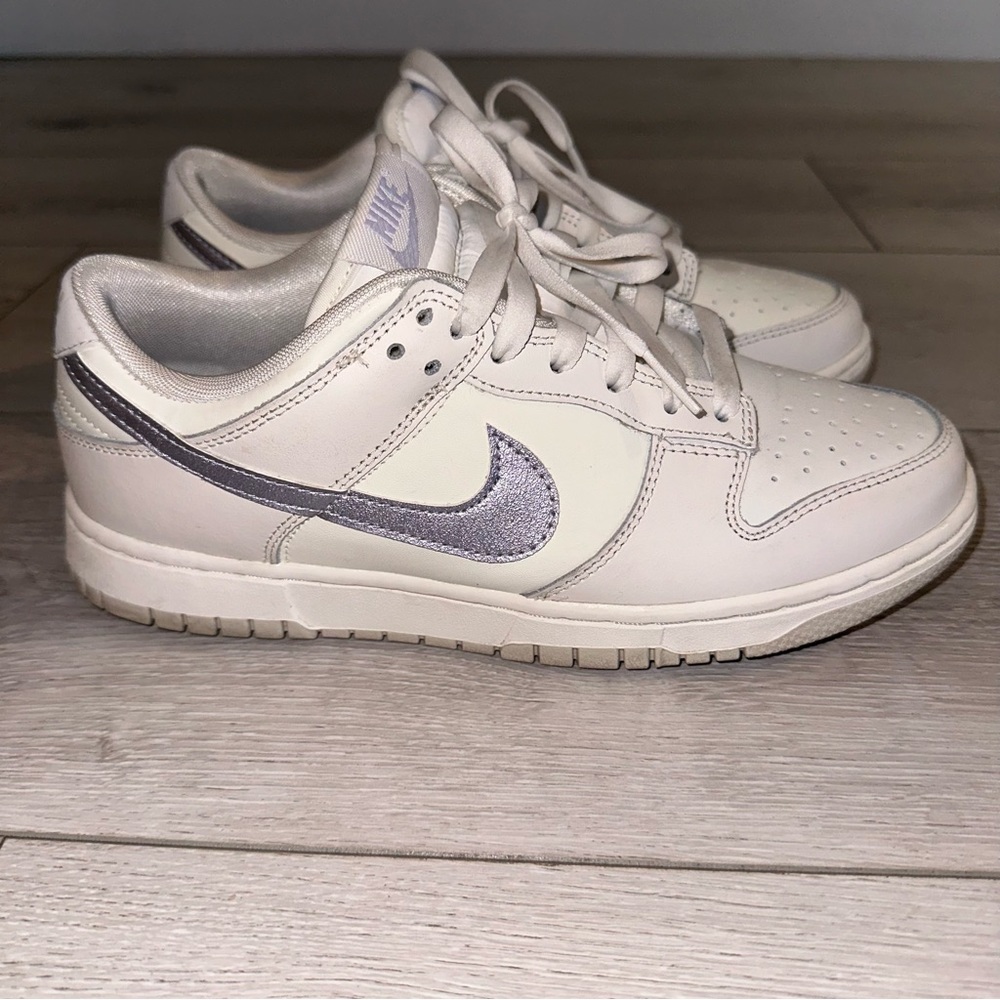 Nike Women's Sneakers in Cream and Gray - Picture 4 of 12